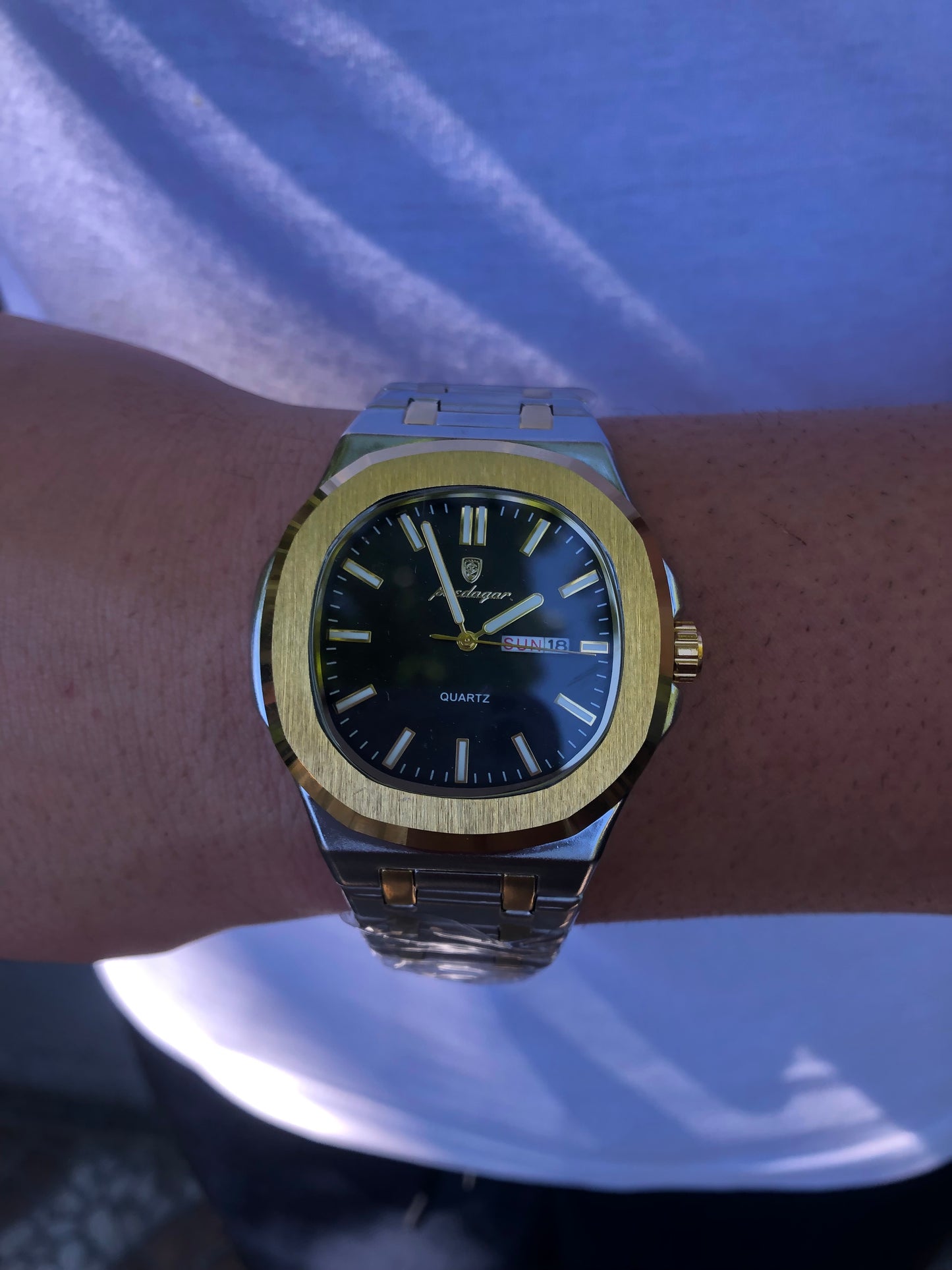 Poedagar cara negra detalles en dorado