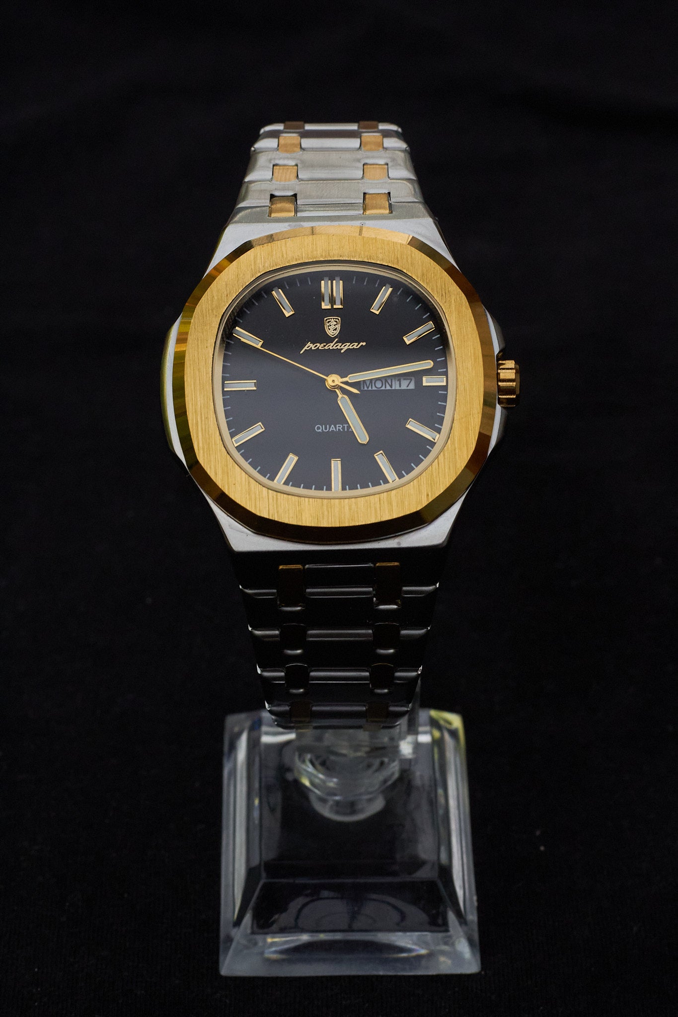 Poedagar cara negra detalles en dorado