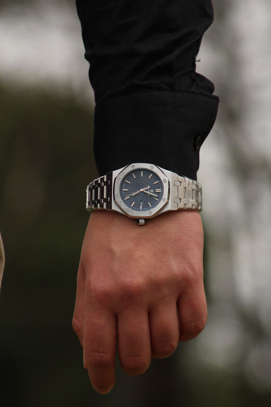 Reloj octagonal cara azul