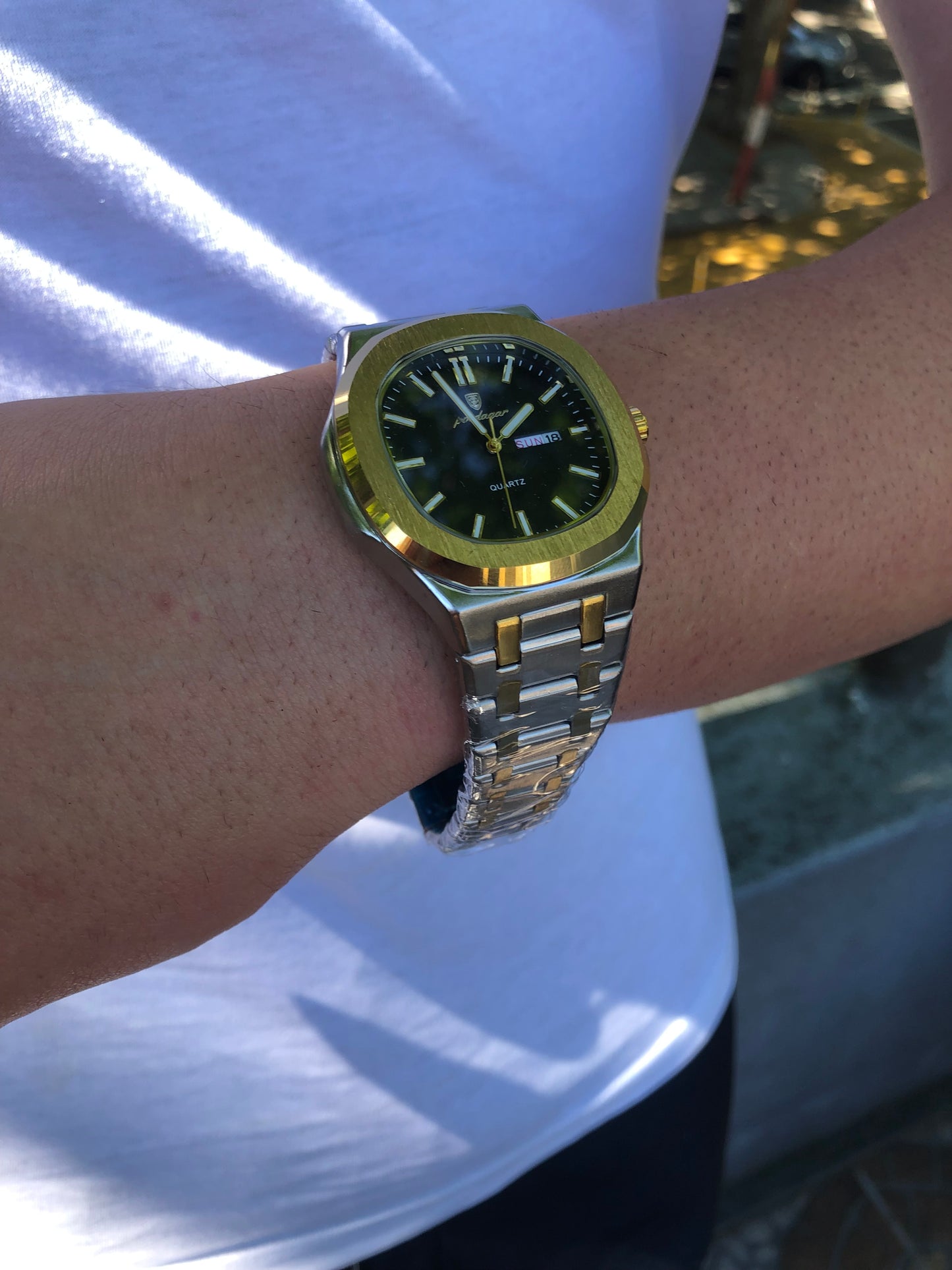 Poedagar cara negra detalles en dorado