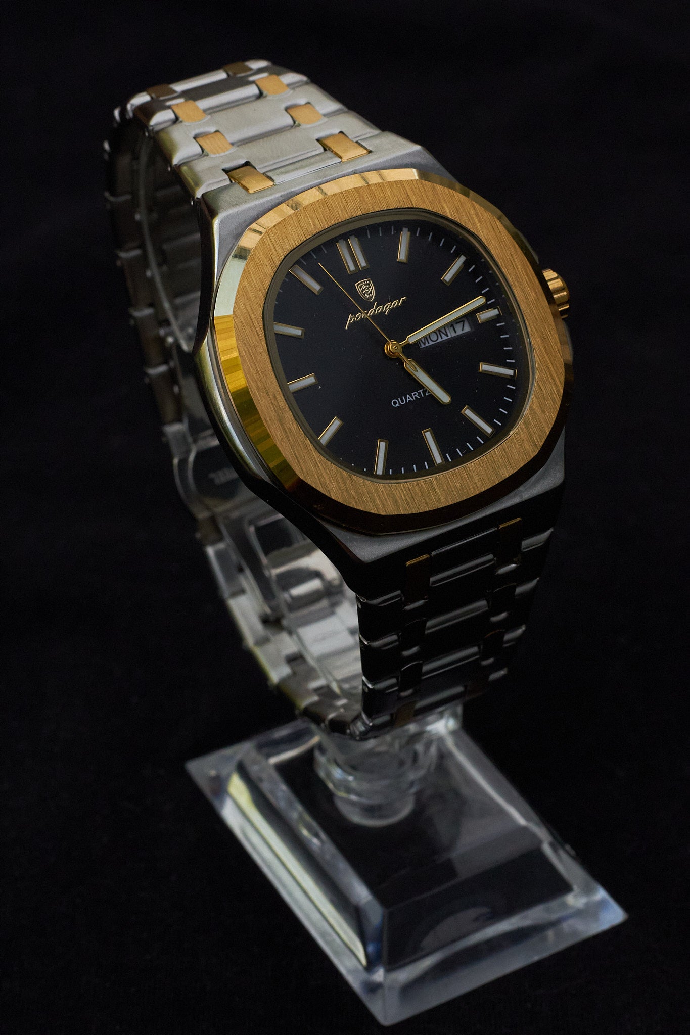 Poedagar cara negra detalles en dorado